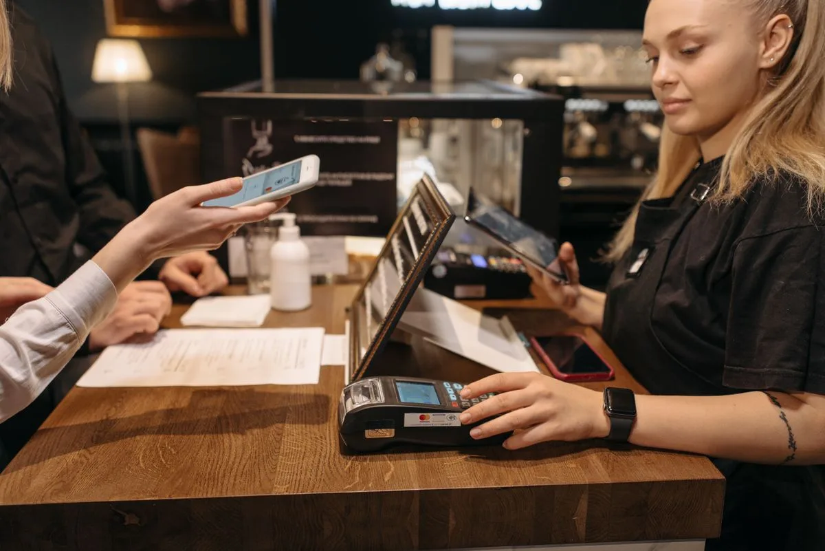 Pantalla de sistema POS procesando el pago en un restaurante