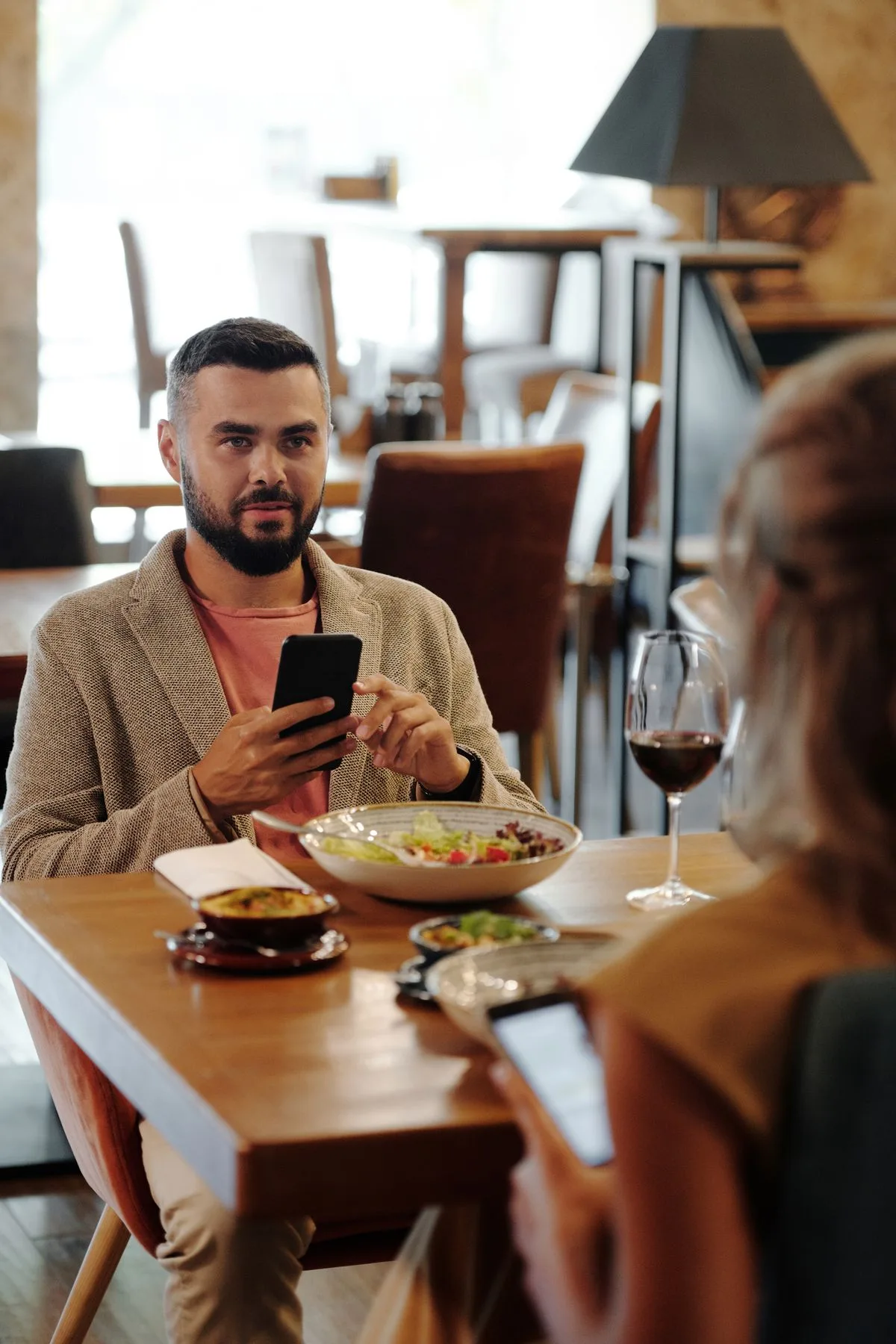 Clientes revisando menú digital en un restaurante desde su celular
