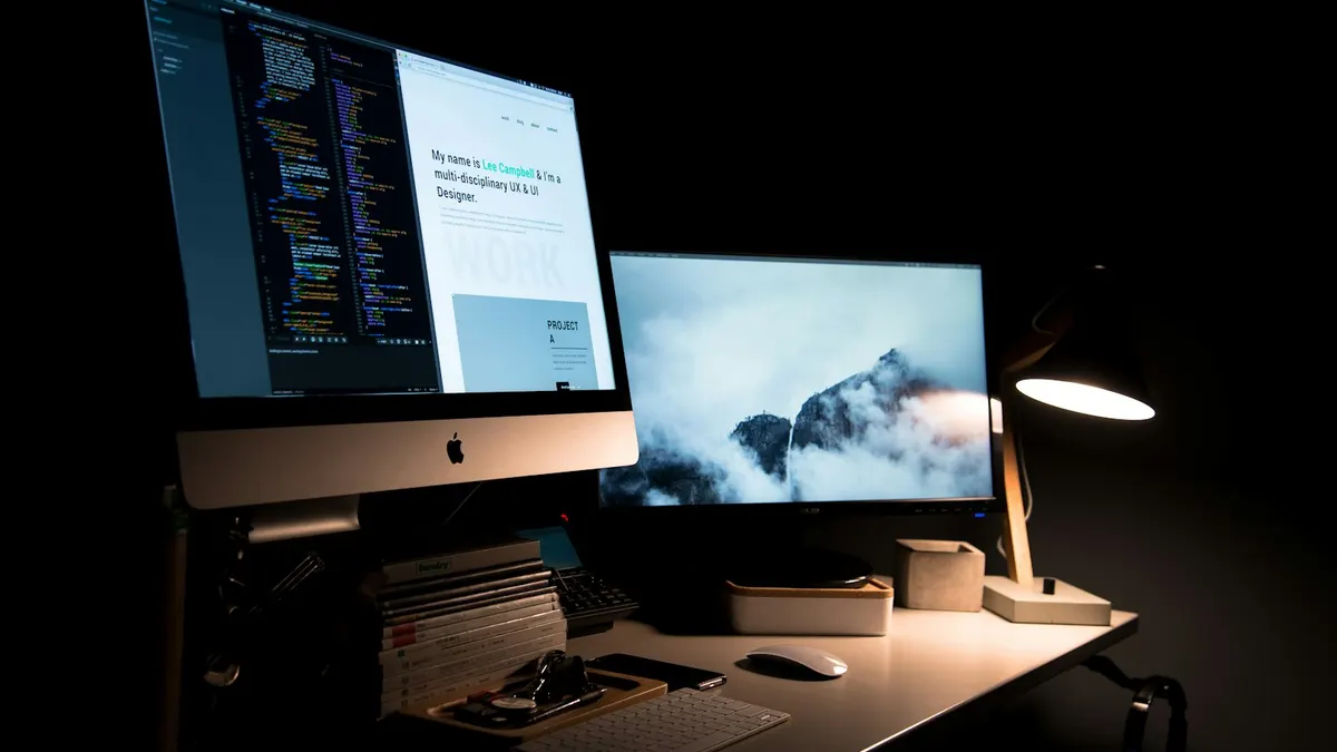 Dominio propio y SEO para una tienda online en un portátil
