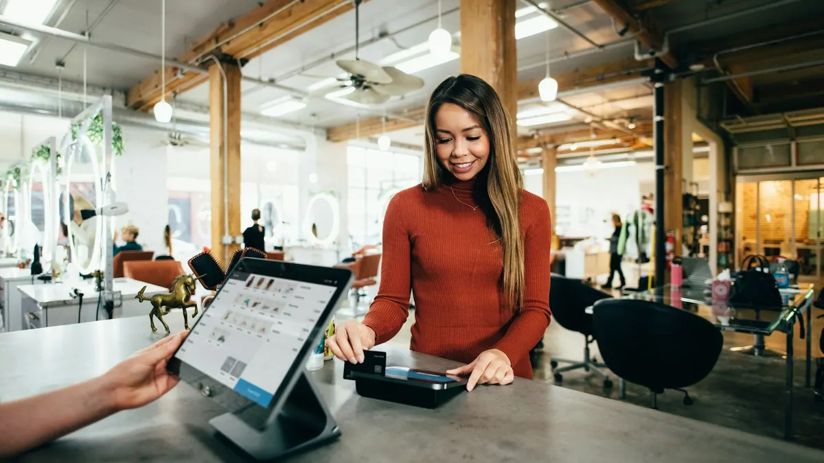 Cliente satisfecho en un negocio online, fidelización de clientes
