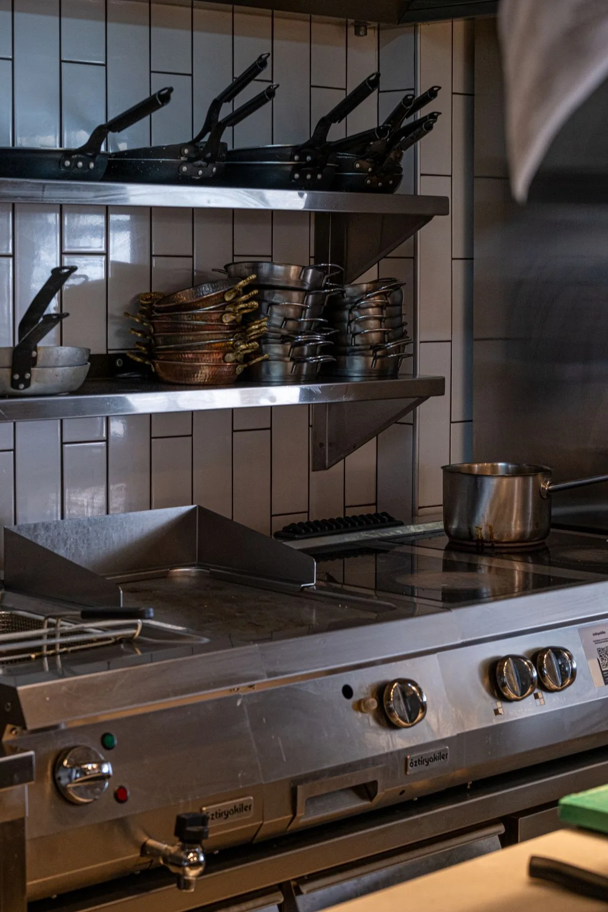 Cocina de restaurante con inventario de insumos organizado