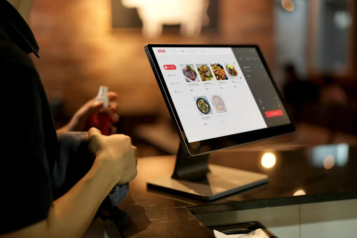 Pantalla de sistema POS para restaurantes mostrando pedidos