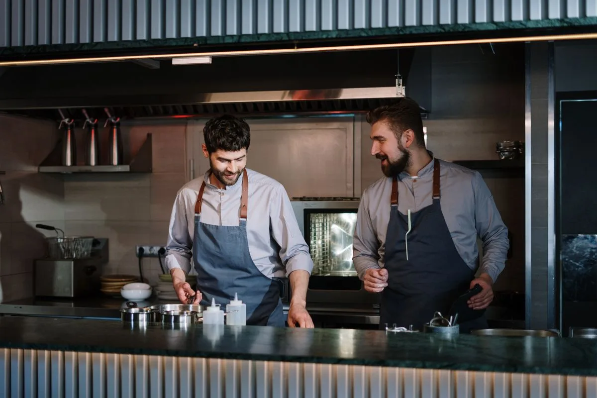 Equipo de cocina de restaurante usando software de gestión