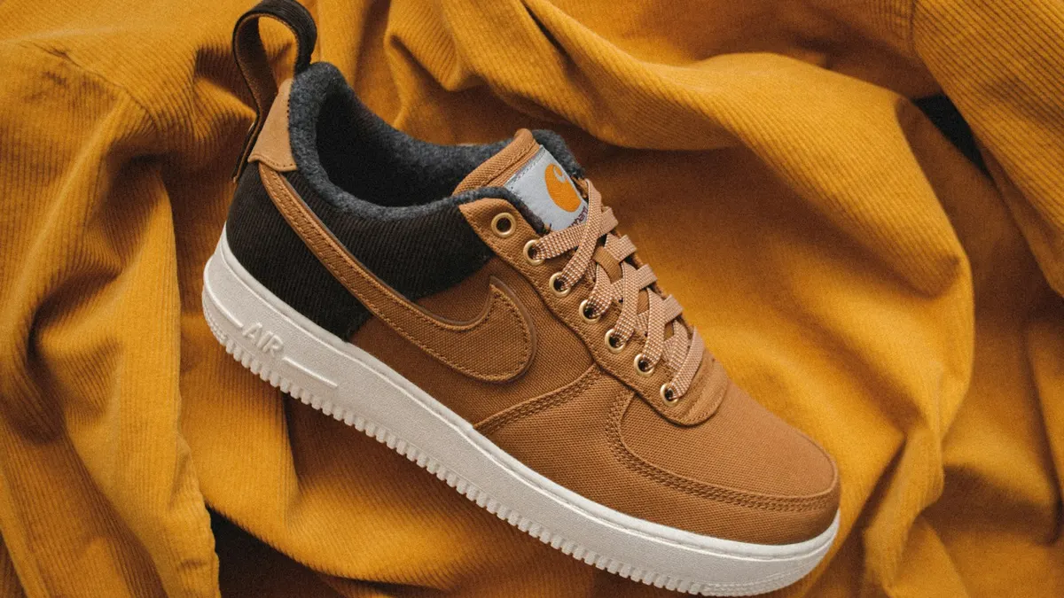 Tienda online de calzado con zapatos en exhibición