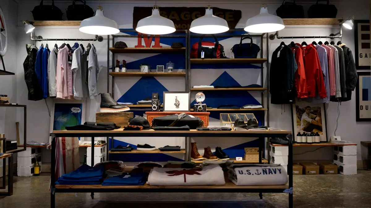 Tienda online de ropa con catálogo digital de prendas colgadas